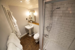 Superior Double Room | Bathroom