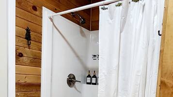 Douche, sĂšche-cheveux, serviettes fournies, savon