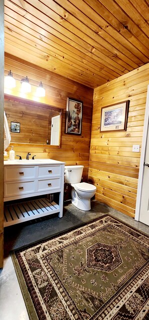 Bathroom - 4 min to Bennett Spring • Dogs Welcome (Lebanon)