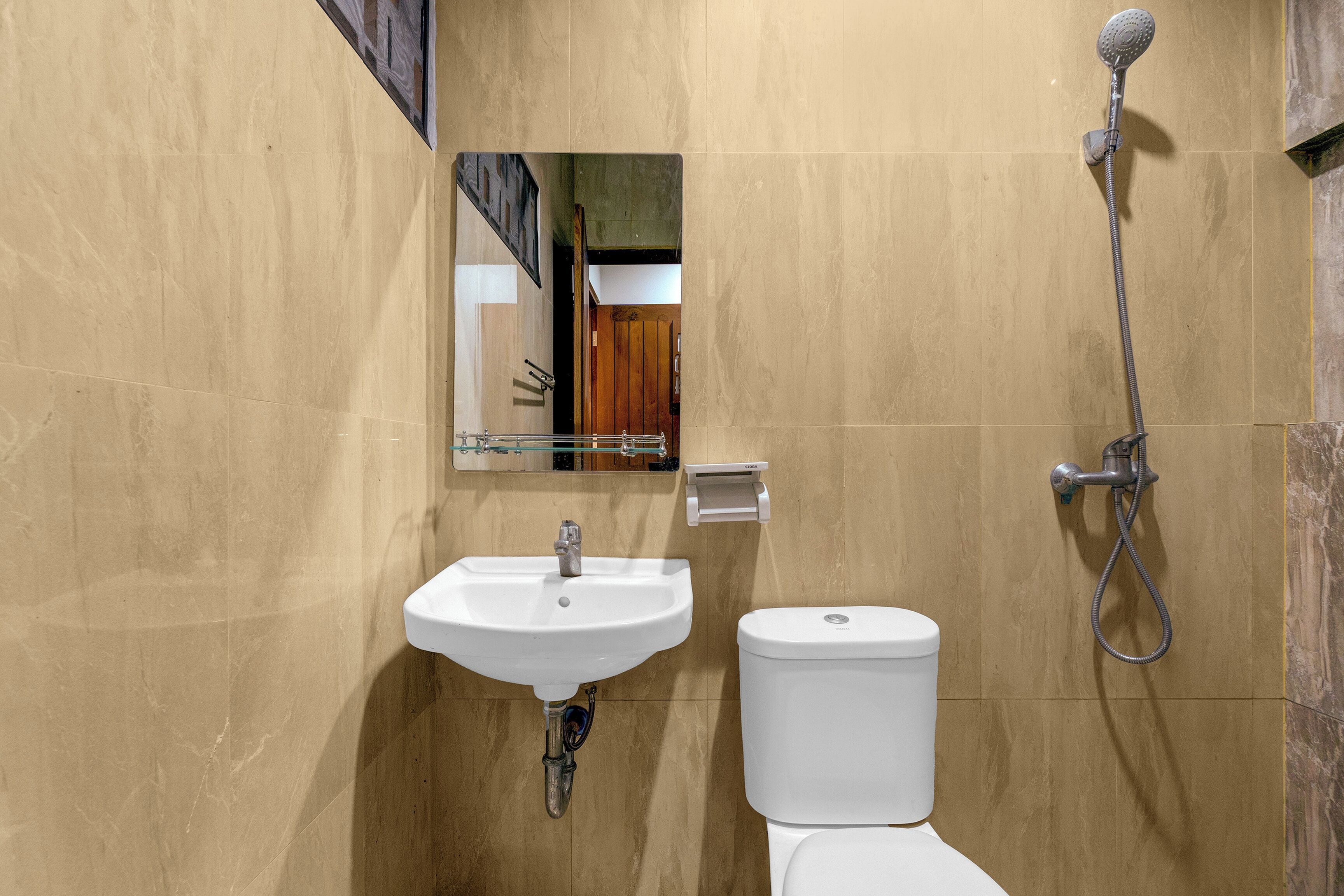 Chambre Deluxe double | Salle de bain | Douche, bidet, serviettes fournies, savon