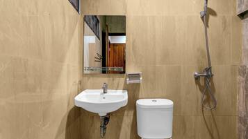 Chambre Deluxe double | Salle de bain | Douche, bidet, serviettes fournies, savon