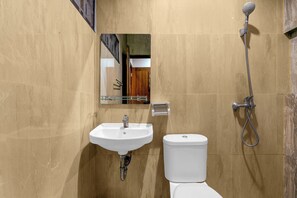 Deluxe Double Room | Bathroom - Colletion O near Living Plaza Cirebon fo (West Cirebon)