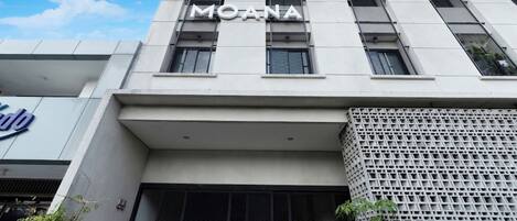 Un edificio con el nombre 'MOANA' visible en la fachada.