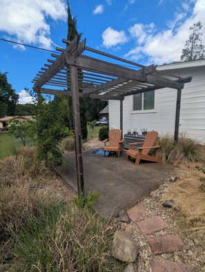 Terrace/patio - Charming Studio cottage in the Napa countryside. Close to town and wineries. (Napa)