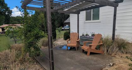Charming Studio cottage in the Napa countryside. Close to town and wineries.