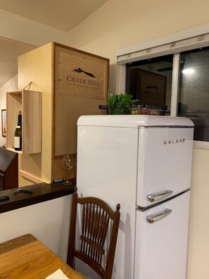 Interior - Charming Studio cottage in the Napa countryside. Close to town and wineries. (Napa)