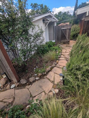 Property grounds - Charming Studio cottage in the Napa countryside. Close to town and wineries. (Napa)