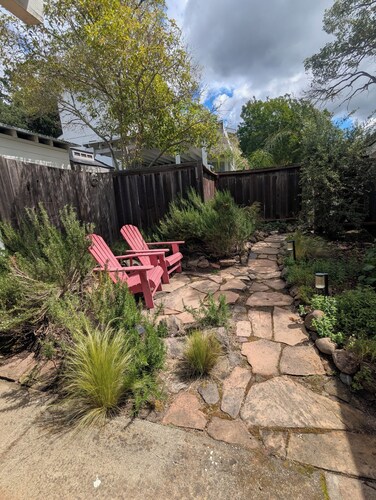 Charming Studio cottage in the Napa countryside. Close to town and wineries.