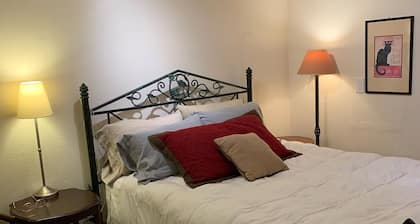 Charming Studio cottage in the Napa countryside. Close to town and wineries.