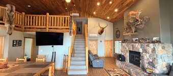 Spacious 3-bedroom building in Cow creek SD close to Outpost Lodge with AC