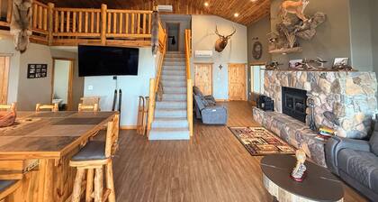 Spacious 3-bedroom building in Cow creek SD close to Outpost Lodge with AC
