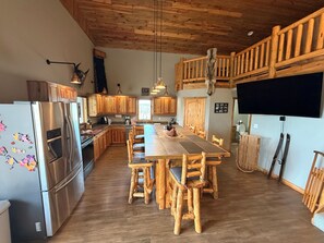 Private kitchen - Spacious 3-bedroom building in Cow creek SD close to Outpost Lodge with AC (Pierre)