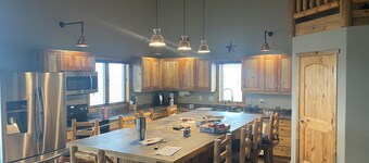 Spacious 3-bedroom building in Cow creek SD close to Outpost Lodge with AC