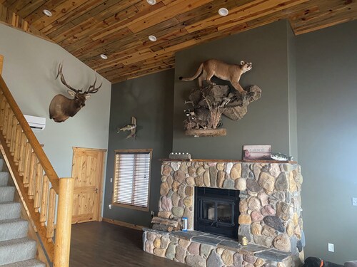 Spacious 3-bedroom building in Cow creek SD close to Outpost Lodge with AC