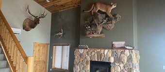 Spacious 3-bedroom building in Cow creek SD close to Outpost Lodge with AC