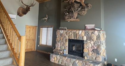 Spacious 3-bedroom building in Cow creek SD close to Outpost Lodge with AC