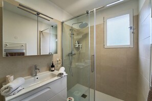 Bathroom - Vrbo Property (Toulon)