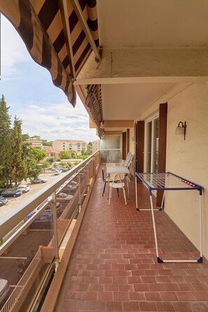 Outdoor dining - Vrbo Property (Toulon)