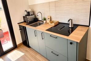 A modern kitchen with a sink, stove, and cabinets. - Collection Las Ventas Apartamento E Cerca de la Plaza de Toros (Madrid)