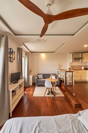 Iron/ironing board, WiFi, bed sheets
