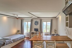 Iron/ironing board, WiFi, bed sheets - Dream stay at Tamaris - Studio with sea view (La Seyne-sur-Mer)