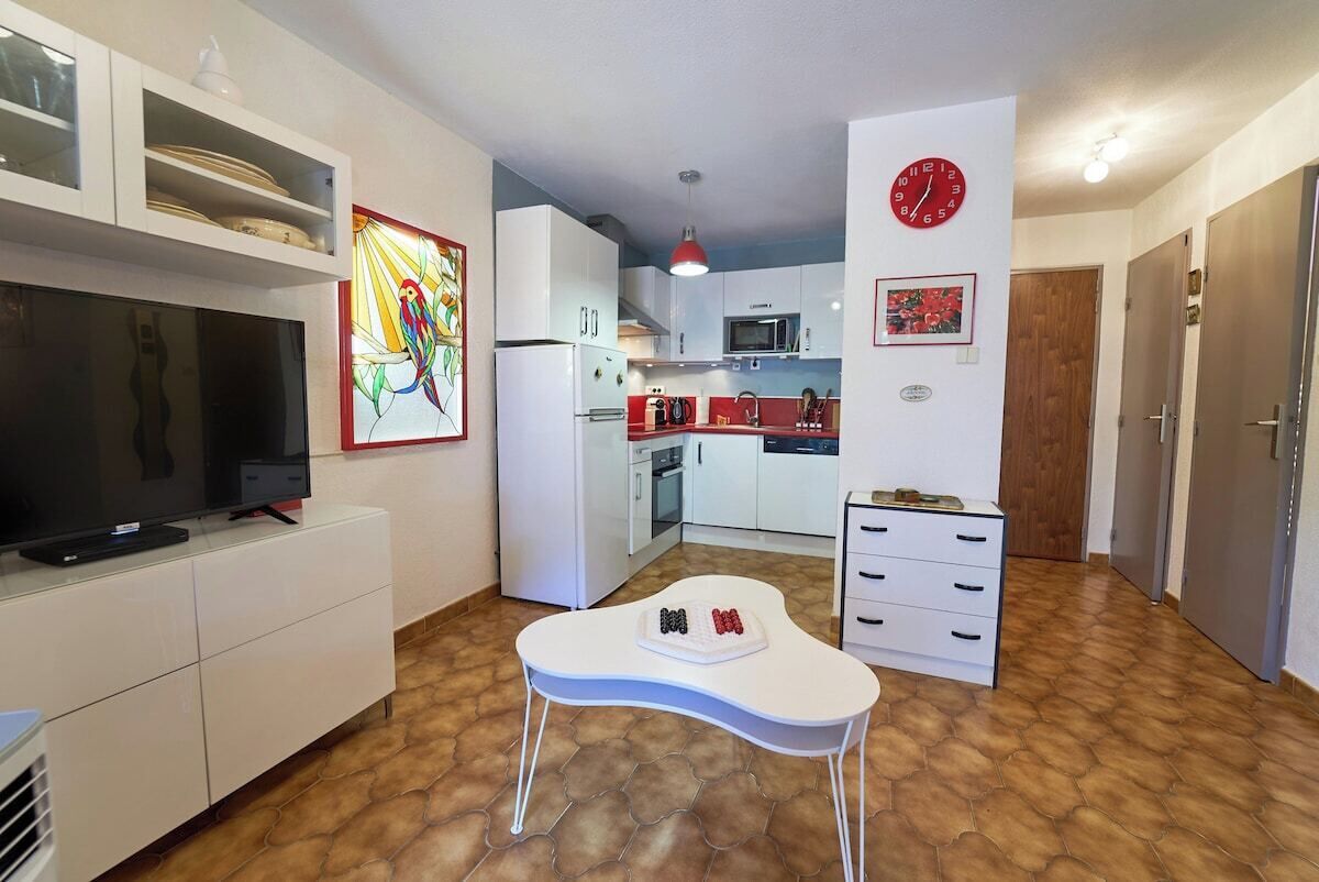 Fridge, microwave, oven, coffee/tea maker