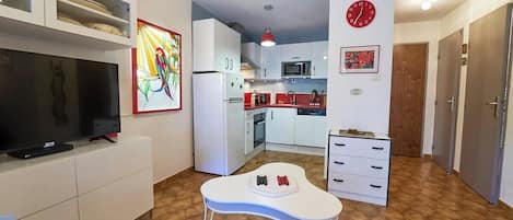 Fridge, microwave, oven, coffee/tea maker
