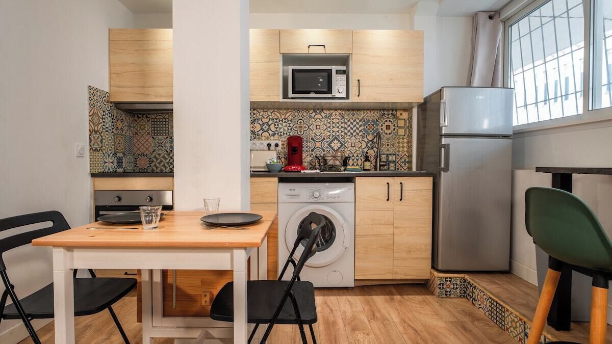 Fridge, microwave, oven, coffee/tea maker