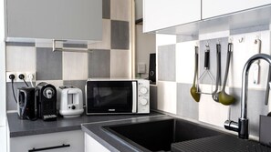 Fridge, microwave, coffee/tea maker, toaster - Stopover in Toulon • Cosy, quiet & conveniently located (Toulon)