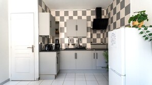 Réfrigérateur, micro-ondes, cafetière/bouilloire, grille-pain