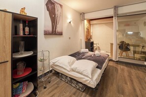 Tabla de planchar con plancha y ropa de cama 