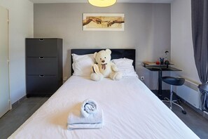 1 bedroom, iron/ironing board, travel cot, WiFi - Les Vergers - Quiet, Swimming pool, Parking & Terrace (La Valette-du-Var)