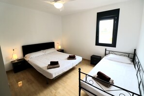 Room - Casa Cristal 2, Heated Pool, Hot Tub , A/C ,250 meters beach (Miami playa)