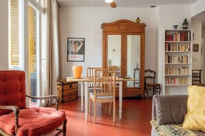 TV, books - Getaway between town and sea, sunny terrace (Toulon)