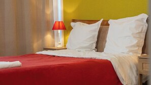 1 bedroom, iron/ironing board, WiFi, bed sheets - Getaway between town and sea, sunny terrace (Toulon)