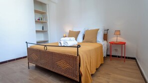 2 bedrooms, iron/ironing board, WiFi, bed sheets - Le Victoire - Cosy stopover in Toulon center (Toulon)