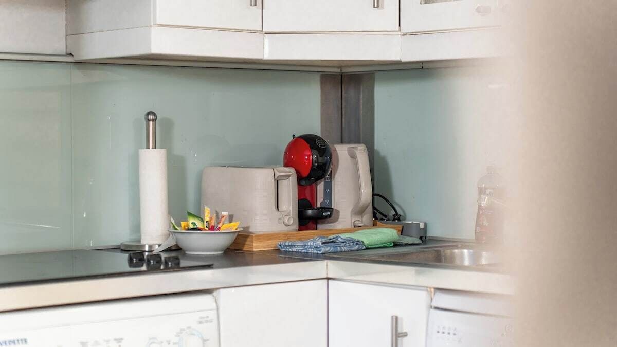 Réfrigérateur, micro-ondes, lave-vaisselle, cafetière/bouilloire