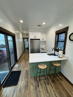 Private kitchen - NEW Tiny Home with Loft Near Yellowstone (Saint Anthony)