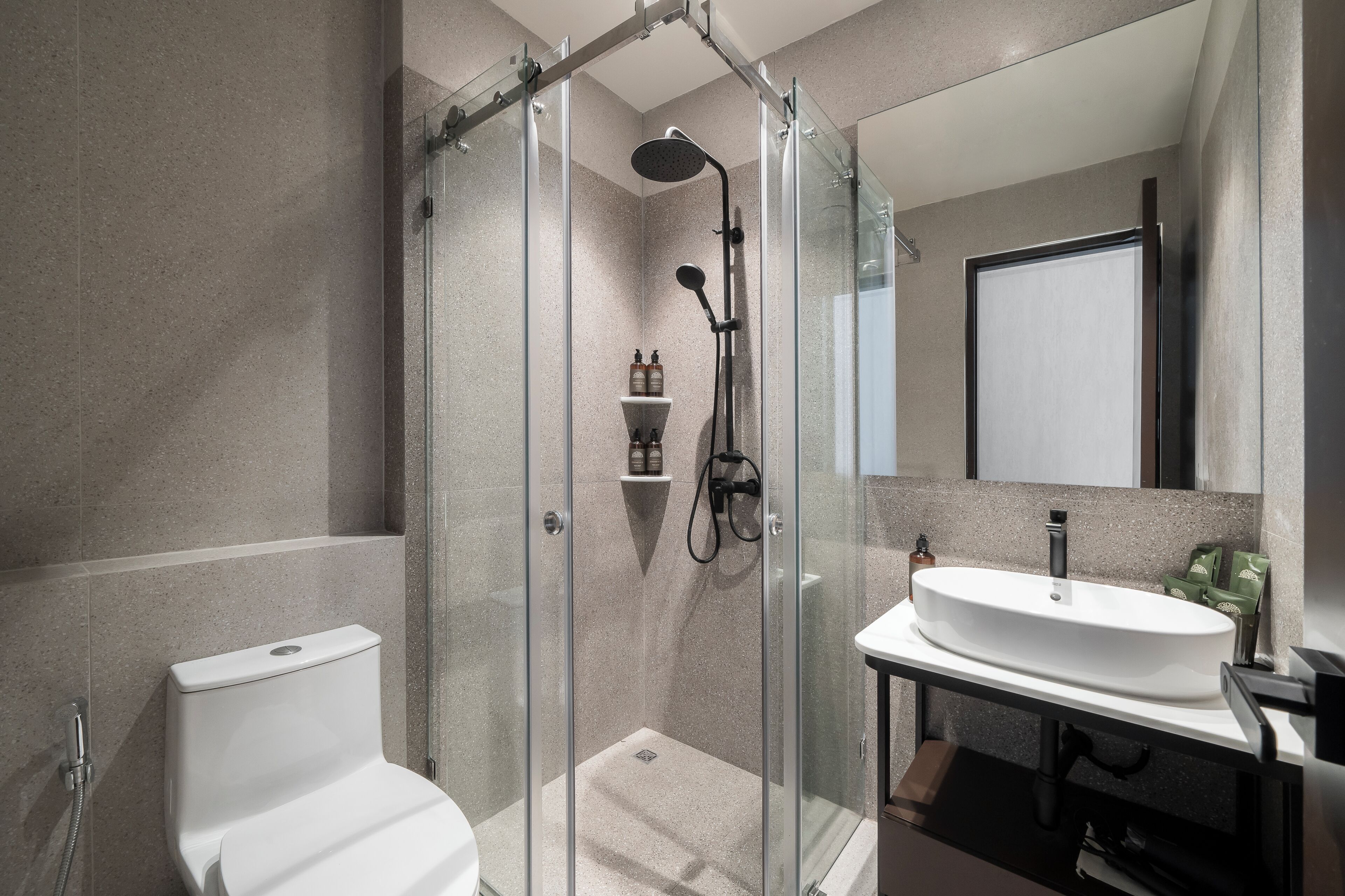 Standard-Doppelzimmer | Badezimmer | Bademäntel, Handtücher, Seife, Shampoo