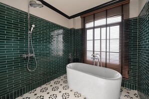 Deluxe Double Room | Bathroom | Bathrobes, towels, soap, shampoo - Merchant's Gate Songwat (Bangkok)