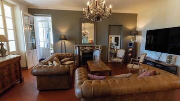 TV, fireplace, table tennis, books