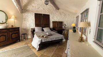 7 bedrooms, iron/ironing board, WiFi, bed sheets