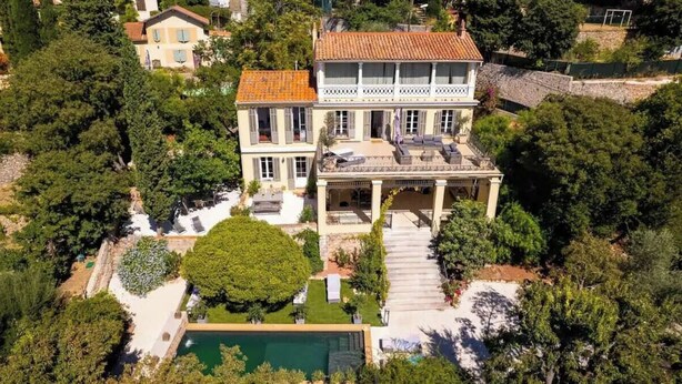 A large, two-story house with a swimming pool, surrounded by trees and a garden. - Charming mansion (Toulon)