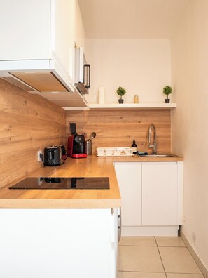 Microwave, oven, coffee/tea maker, toaster - Rue des Arts - Stylish getaway & animals ok (Toulon)