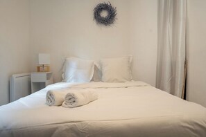 2 bedrooms, iron/ironing board, WiFi, bed sheets - Rue des Arts - Stylish getaway & animals ok (Toulon)