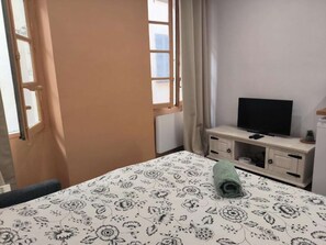 WiFi, bed sheets - City Break Toulon - Studio near port & train station (Toulon)