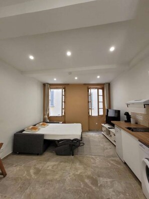 WiFi, bed sheets - City Break Toulon - Studio near port & train station (Toulon)