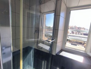 Hair dryer - Studio Horizon Toulon - near port & arsenal (Toulon)