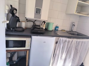 A compact kitchen with a microwave, a small refrigerator, a kettle, and a sink. - Studio Horizon Toulon - near port & arsenal (Toulon)