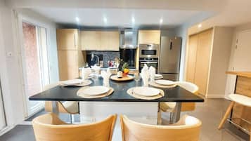 Kühlschrank, Mikrowelle, Ofen, Geschirrspüler